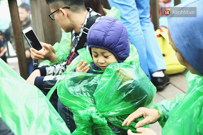 Hàng nghìn người xếp hàng chật kín chờ mua vé cáp treo lên đỉnh Fansipan ngày 30/4 Hàng nghìn người xếp hàng chật kín chờ mua vé cáp treo lên đỉnh Fansipan ngày 30/4
